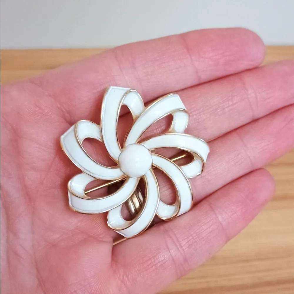Vintage Crown Trifari White Enamel Gold Tone Ribbon Flower Brooch